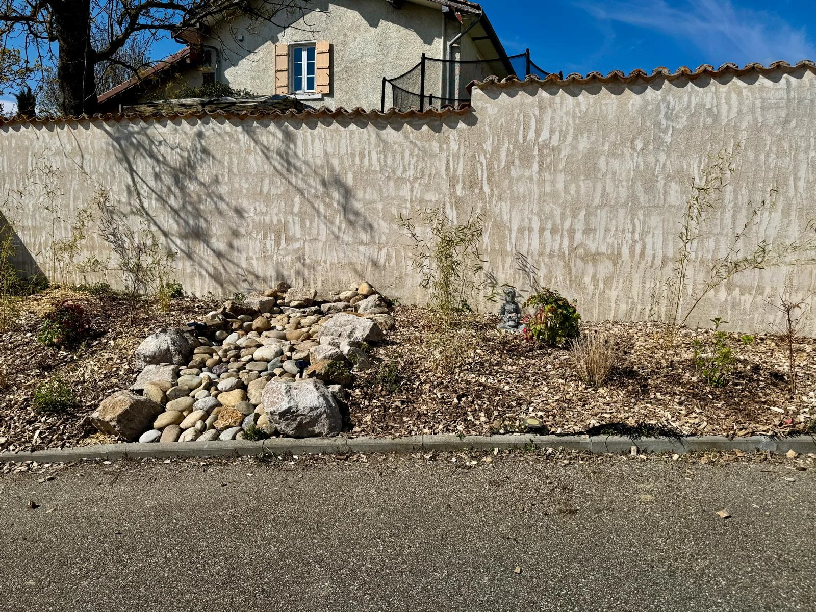 Massif paysager avec galets et bambous